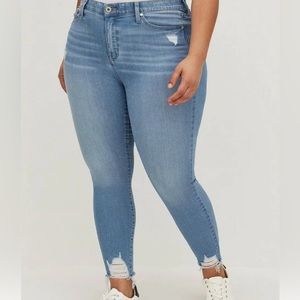 Torrid sky high skinny premium stretch high rise jeans. Size 22R.
